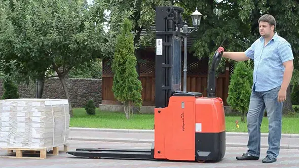 Электрический штабелер – что нужно помнить при покупке?